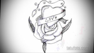 Эскиз татуировки розы, обвивающей сердце с надписью 'Love'. Рисунок выполнен в черно-белой гамме с использованием штриховки.