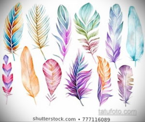 Фото коллекции эскизов татуировок с изображением различных перьев, выполненных в акварельной технике, в пастельных и ярких тонах. Идеально для выбора дизайна.