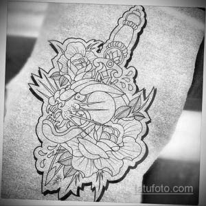 Черно-белый эскиз татуировки в стиле графика, изображающий кинжал, окруженный цветами и черепом. Подходит для любителей минималистичных и символичных рисунков.
