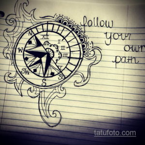Черно-белый эскиз татуировки с изображением компаса и надписью "follow your own path". Простой и лаконичный дизайн для тех, кто ценит индивидуальность.
