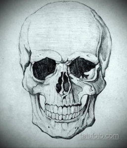 Черно-белый эскиз татуировки черепа, выполненный карандашом. Рисунок с реалистичной проработкой деталей и теней.