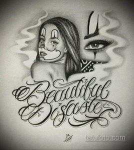 Черно-белое фото тату с изображением плачущей клоунши и надписью "Beautiful Disaster". Стиль чикано, детализированный рисунок, подходит для любителей ярких и эмоциональных татуировок.