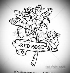 Черно-белое фото татуировки с изображением красной розы и ленты с надписью 'RED ROSE'. Элегантный и традиционный рисунок в стиле олд скул.