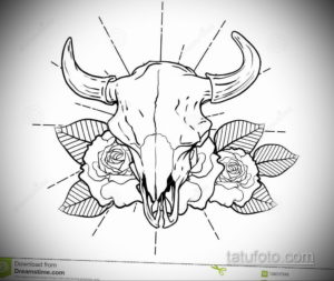 Черно-белый эскиз татуировки черепа быка, украшенного розами и листьями. Детализированный рисунок для вдохновения.
