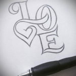 Черно-белый эскиз татуировки с надписью 'Love', стилизованной под сердце. Изящный и романтичный дизайн для выражения любви.