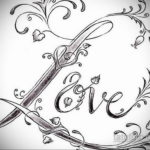 Черно-белый эскиз татуировки с надписью 'Love', выполненной в каллиграфическом стиле, украшенной цветами, листьями и сердцем. Символ любви и романтики.