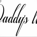 Черно-белый эскиз татуировки с надписью 'Daddy's lil girl', выполненной изящным каллиграфическим шрифтом. Трогательное посвящение от отца своей дочери.