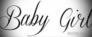 Черно-белый эскиз татуировки с надписью 'Baby Girl', выполненной изящным каллиграфическим шрифтом. Идеально для выражения любви и нежности.