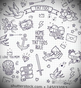 Коллаж из различных эскизов татуировок, выполненных в стиле doodle: птицы, сердца, якоря, цветы, надписи. Черно-белый рисунок на клетчатом фоне.