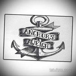 Черно-белое фото тату якоря с лентой и надписью 'ANCHORS AWEIGH'. Детализированный рисунок в стиле олд скул.