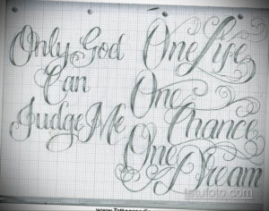 Черно-белый эскиз татуировки с надписью 'Only God Can Judge Me', выполненной в каллиграфическом стиле с замысловатыми завитушками и узорами. Символизирует веру и независимость.