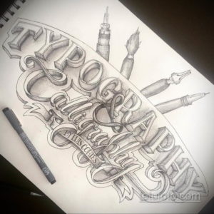 Черно-белый эскиз татуировки, сочетающий каллиграфическую надпись 'TYPOGRAPHY & CALLIGRAPHY' с изображениями кистей, ручек и чернильниц.