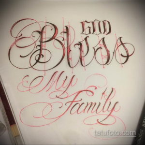 Эскиз татуировки с надписью 'God Bless My Family', выполненной в стиле каллиграфия с использованием красных и коричневых оттенков.