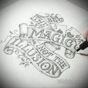 Черно-белый эскиз татуировки с фразой 'The Be Magic Not The Illusion', выполненный в стиле леттеринг с добавлением элементов карт и растений.