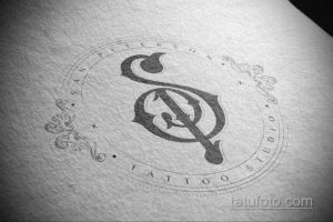 Эскиз логотипа тату-студии 'San Peterson's Tattoo Studio' в винтажном стиле с использованием декоративных элементов и монохромной цветовой гаммы.