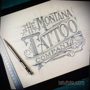 Черно-белый эскиз татуировки с логотипом "The Montana Tattoo Company", выполненным в винтажном стиле с использованием декоративных элементов и инструментов тату.