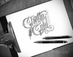 Черно-белый эскиз татуировки с надписью "Better Cold Tattoo", выполненной в винтажном стиле с использованием декоративных элементов.
