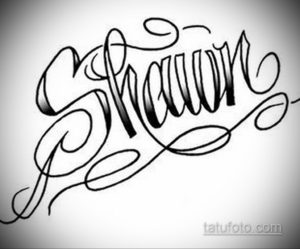 Черно-белый эскиз татуировки с именем "Shawn", выполненный в классическом стиле с использованием завитков и теней.