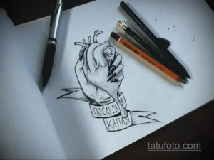 Черно-белый эскиз татуировки с изображением рук, держащих сердце, и надписью 'Последняя капля'. Рисунок выполнен в графическом стиле.