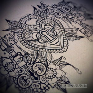 Черно-белый эскиз татуировки в стиле Blackwork с изображением сердца, замка и ключа, окруженных сложным орнаментом.