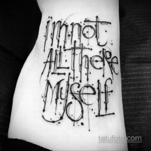Черно-белое фото тату с надписью 'I'm not all there myself' на боку. Текст выполнен в небрежном, рукописном стиле.