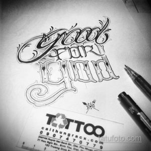 Черно-белый эскиз татуировки с надписью "Good For Life", выполненной в оригинальном стиле леттеринга с использованием различных шрифтов и элементов.