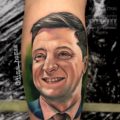 В Украине уже не первый человек набил татуировку с портретом Зеленского - фото 1