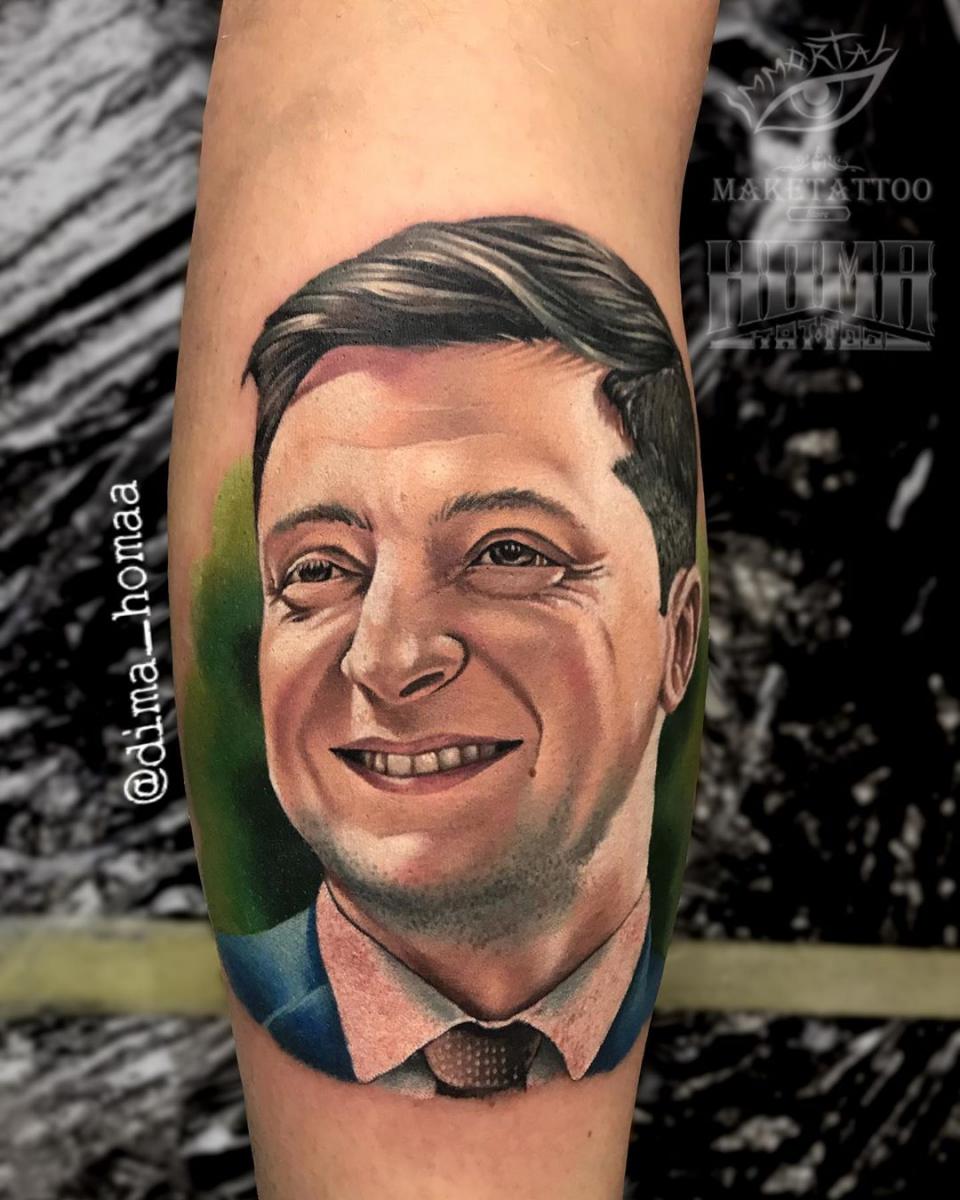 В Украине уже не первый человек набил татуировку с портретом Зеленского: информация и фото