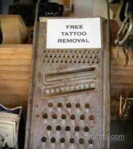 Фотография металлической терки с надписью 'FREE TATTOO REMOVAL'. Ироничное изображение, высмеивающее грубые и опасные методы удаления татуировок.