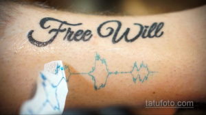 Фото тату: Надпись "Free Will" в каллиграфическом стиле и изображение кардиограммы на груди. Элегантный и символичный рисунок татуировки.