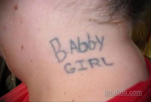 Фото тату: простая надпись 'Baby Girl' на коже. Татуировка выполнена черным цветом, шрифт рукописный.