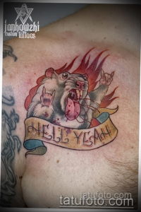 Фото тату бульдога на груди с яркой цветовой палитрой и надписью 'Hell Yeah'. Рисунок выполнен в стиле олд скул.