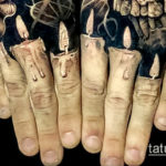 Фото тату горящих свечей на ладонях. Черно-серый рисунок с высокой детализацией, создающий эффект пламени и воска.