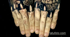 Фото тату горящих свечей на ладонях. Черно-серый рисунок с высокой детализацией, создающий эффект пламени и воска.