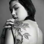 фото женской тату с цветами 21.10.2019 №050 - female tattoo with flowers - tatufoto.com