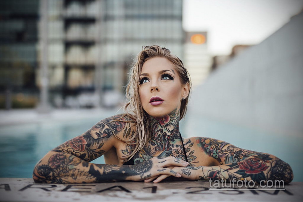 Красивая девочка с татуировкой