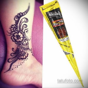 Фото тату мехенди на лодыжке, демонстрирующее изящный цветочный узор хной. Идеально для вдохновения и поиска идей для временных татуировок.