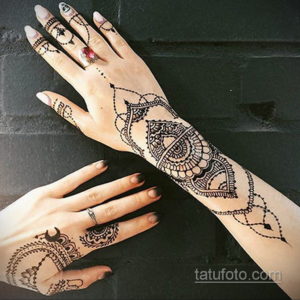 Фото тату хной на руках, сложный узор с геометрическими фигурами и растительными элементами, темные тона, элегантный дизайн.