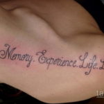 Фото минималистичной татуировки надписи 'Memory. Experience. Life. Love.' на женской ключице, выполненной тонким шрифтом.