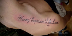 Фото минималистичной татуировки надписи 'Memory. Experience. Life. Love.' на женской ключице, выполненной тонким шрифтом.