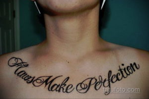Фото тату с надписью 'Flaws Make Perfection' на шее. Черный контур, каллиграфический шрифт, изогнутая линия. Стильная и мотивирующая татуировка.
