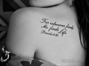 Фото тату с цитатой из Библии 'For whoever finds Me finds life' на груди. Черный шрифт, каллиграфия, религиозный символ.