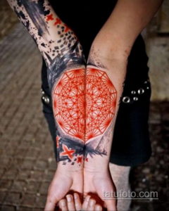 Фото тату Flower of Life на запястьях. Красный геометрический узор, симметричный дизайн, минималистичный стиль.