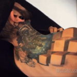Фото тату на шее: красочный дракон, детализированная чешуя, яркие цвета, восточный стиль, мифологический сюжет.