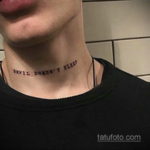 Фото татуировки на шее с надписью "Evil doesn't sleep", выполненной простым шрифтом. Черно-белый рисунок татуировки в минималистичном стиле.