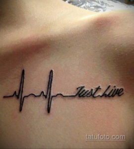 Фото тату минималистичного изображения пульса сердца с надписью "Just Live" на груди, выполненное в черном цвете.