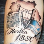 Фото тату: карта города с футбольным стадионом и логотипом клуба Hertha BSC на руке. Персонализированный эскиз тату для фанатов.