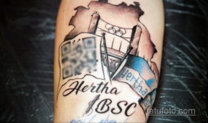 Фото тату: карта города с футбольным стадионом и логотипом клуба Hertha BSC на руке. Персонализированный эскиз тату для фанатов.
