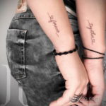 Фото тату: парные татуировки с надписями "forever" и "together" на запястьях. Выполнены в минималистичном стиле с использованием тонких линий.