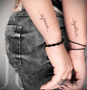 Фото тату: парные татуировки с надписями "forever" и "together" на запястьях. Выполнены в минималистичном стиле с использованием тонких линий.